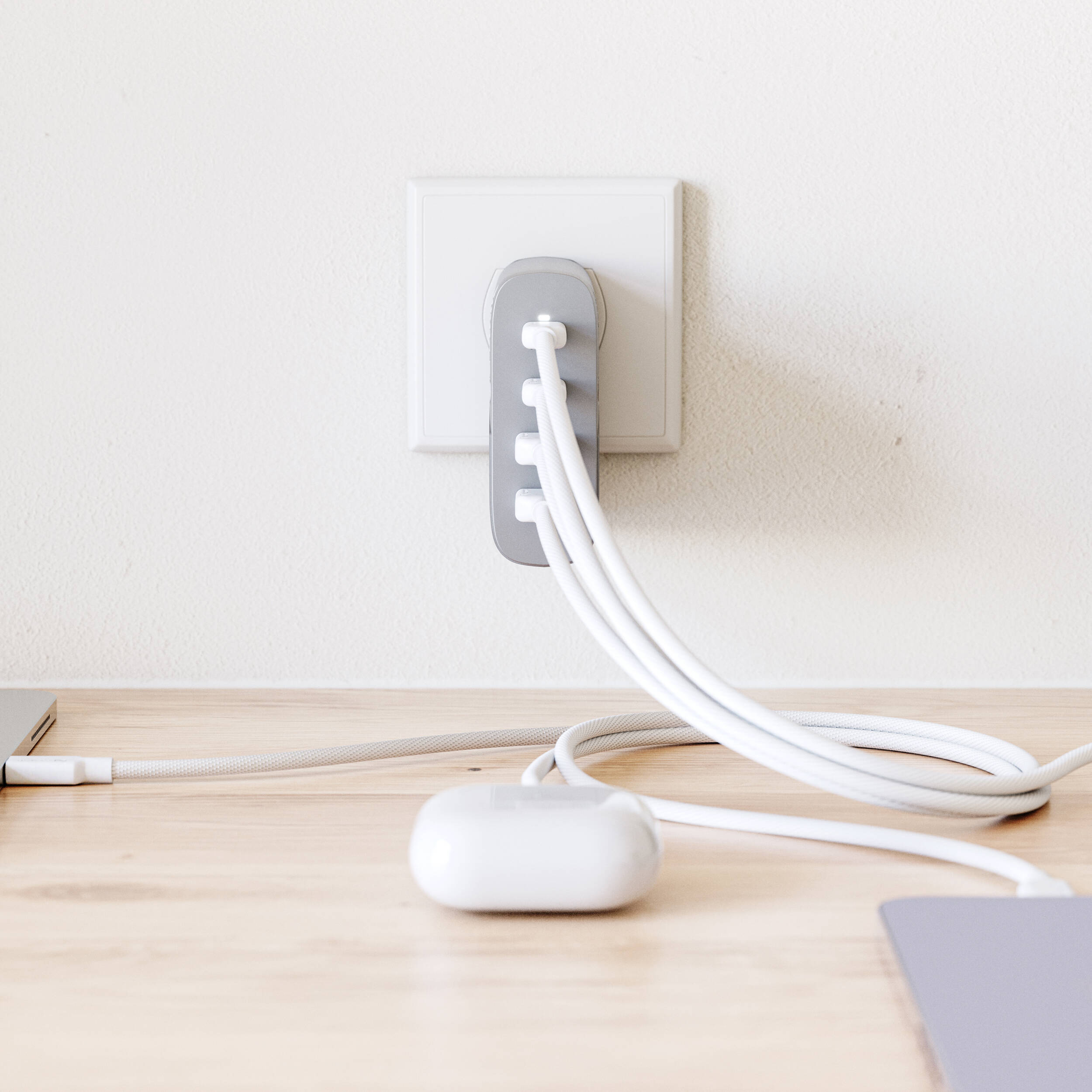 ALOGIC 4X100 Rapid Power 4-port 100W GaN charger in space grey — view 21