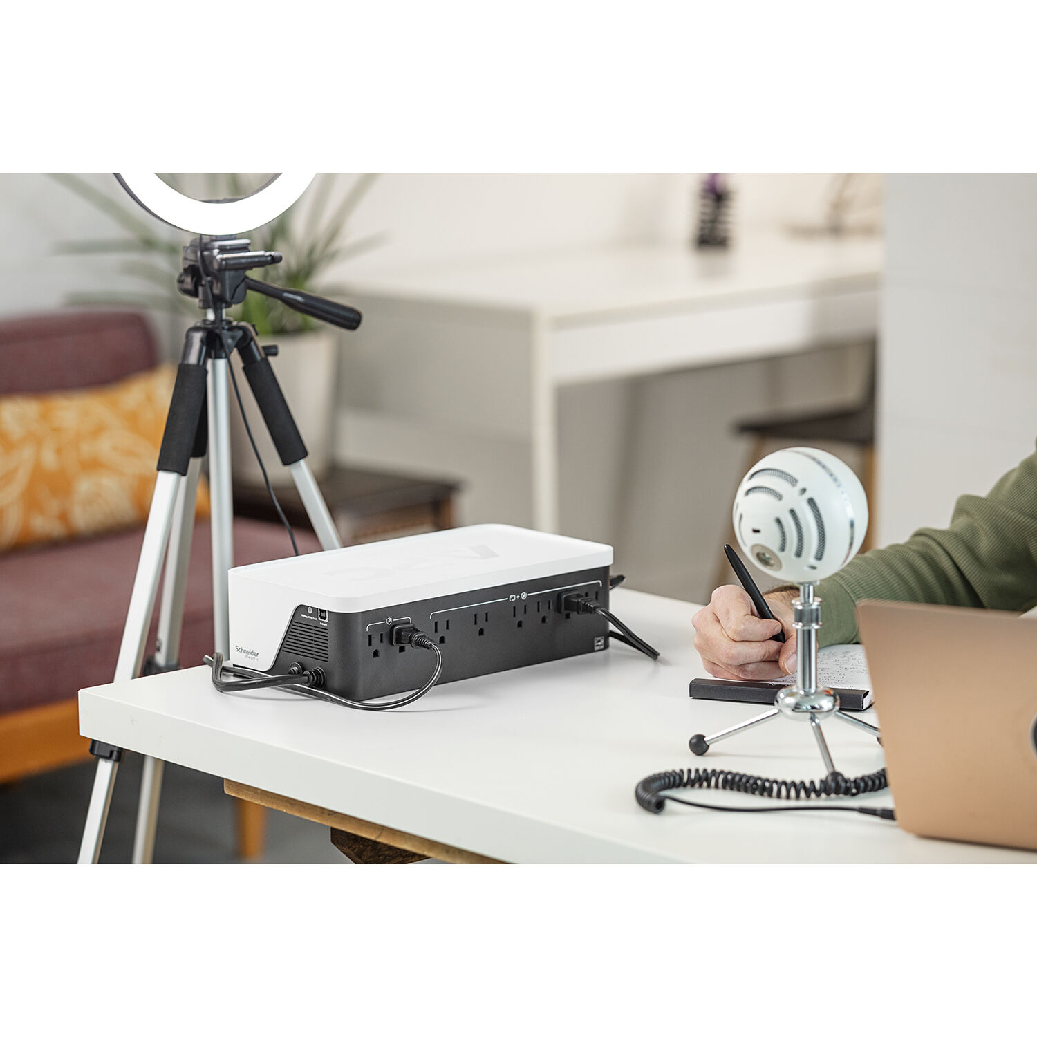APC Back-UPS BE900G3 desktop UPS with 900 VA capacity and 6 outlets — view 24