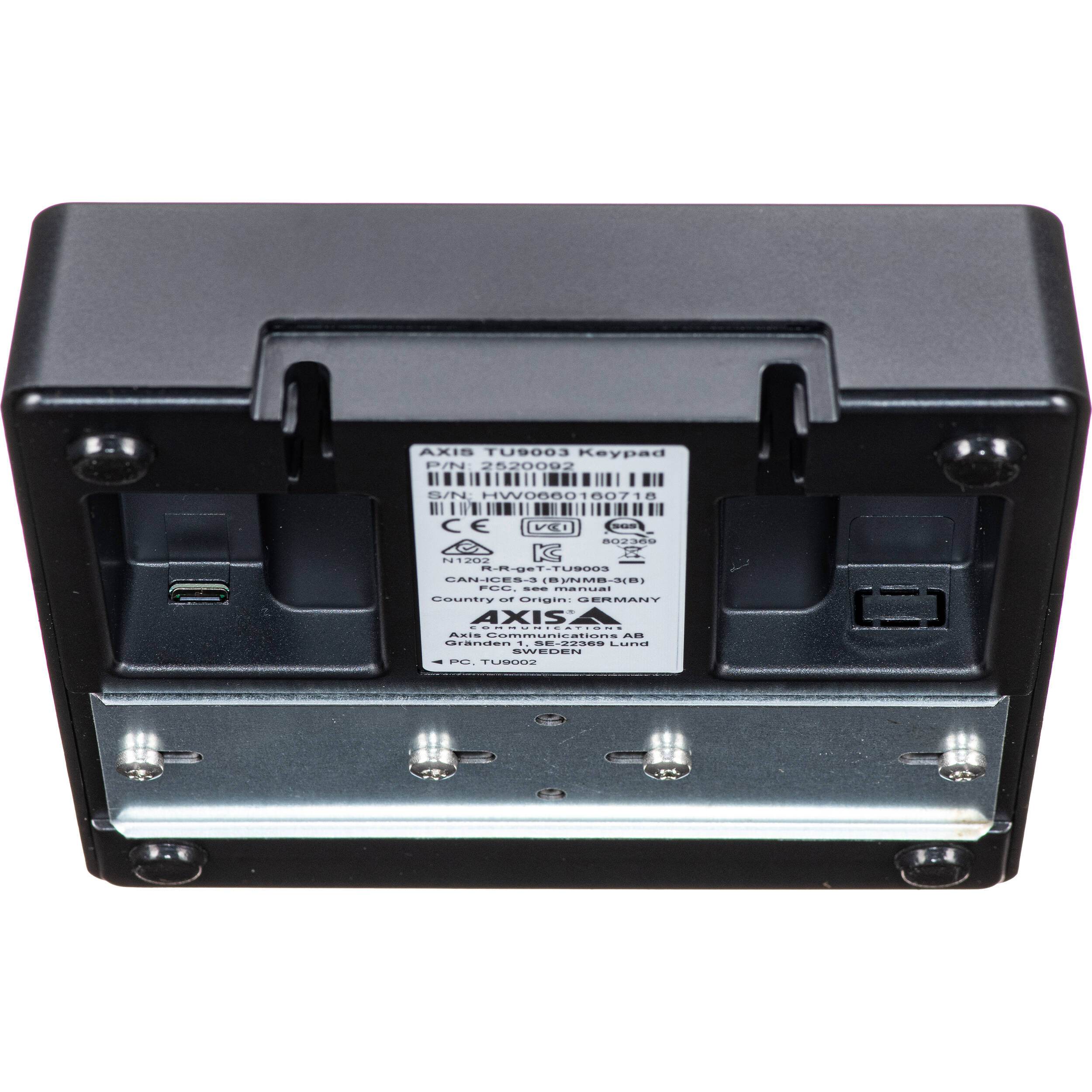 AXIS TU9001 Control Board is a modular system with separate joystick and keypad units. The modular system allows you to choose a simple solution such as only the joystick, or a complete solution with the two modules for both camera and video management. — view 10