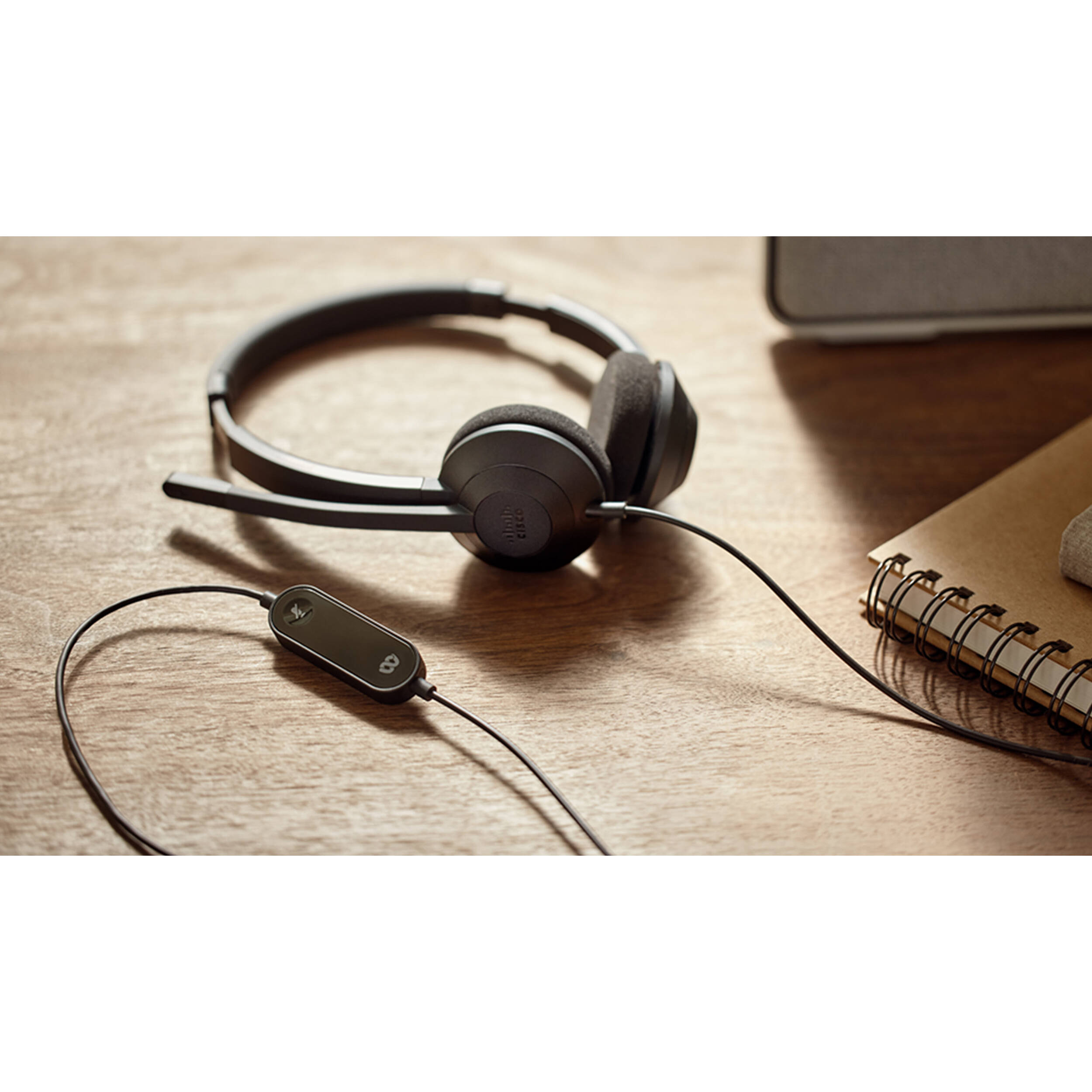 Cisco 322 wired dual on-ear headset in carbon black with USB-A connection — view 2