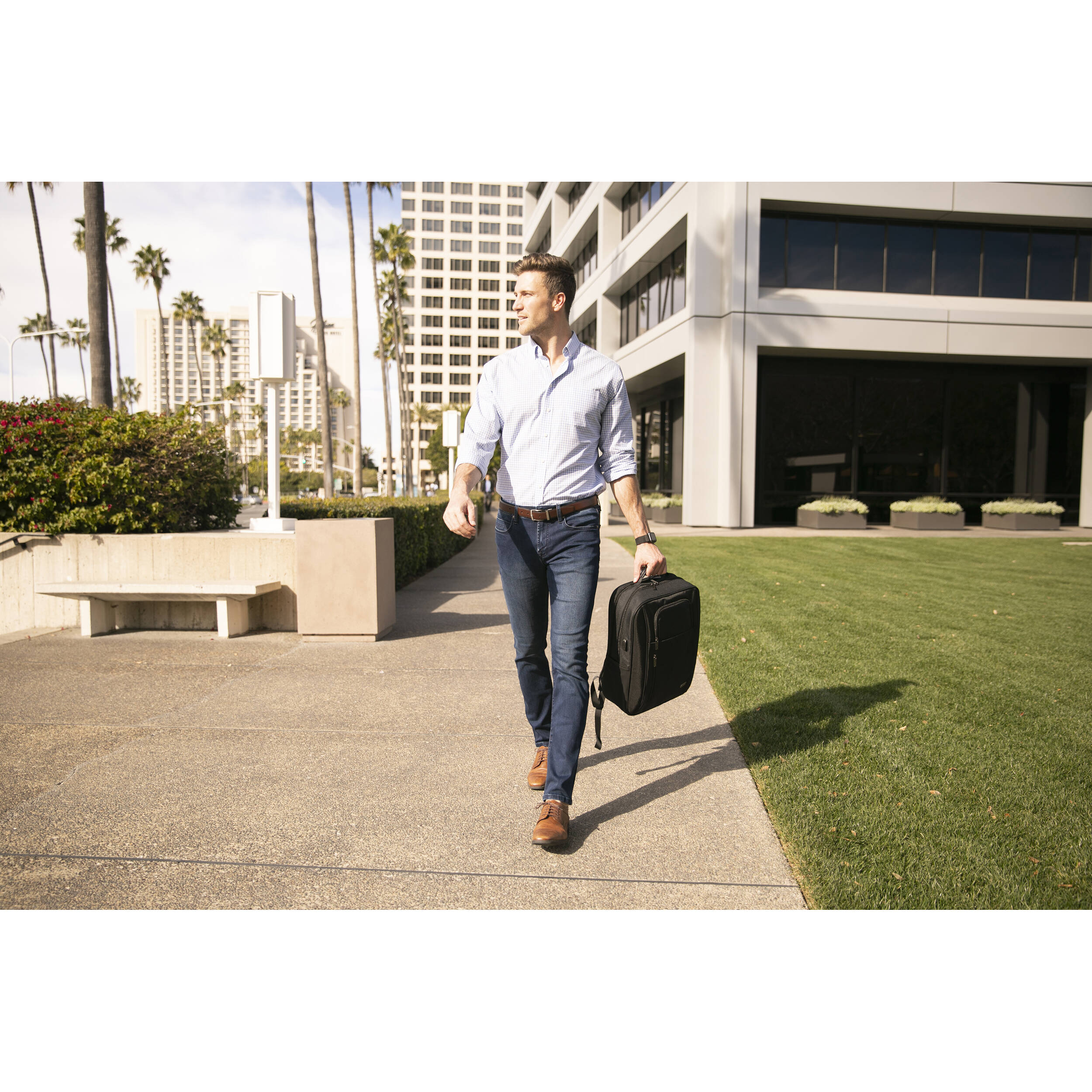 CODI 17.3IN BLACK MAGNA  BACKPACK W/ EXTERIOR USB CHARGING PORT — view 10