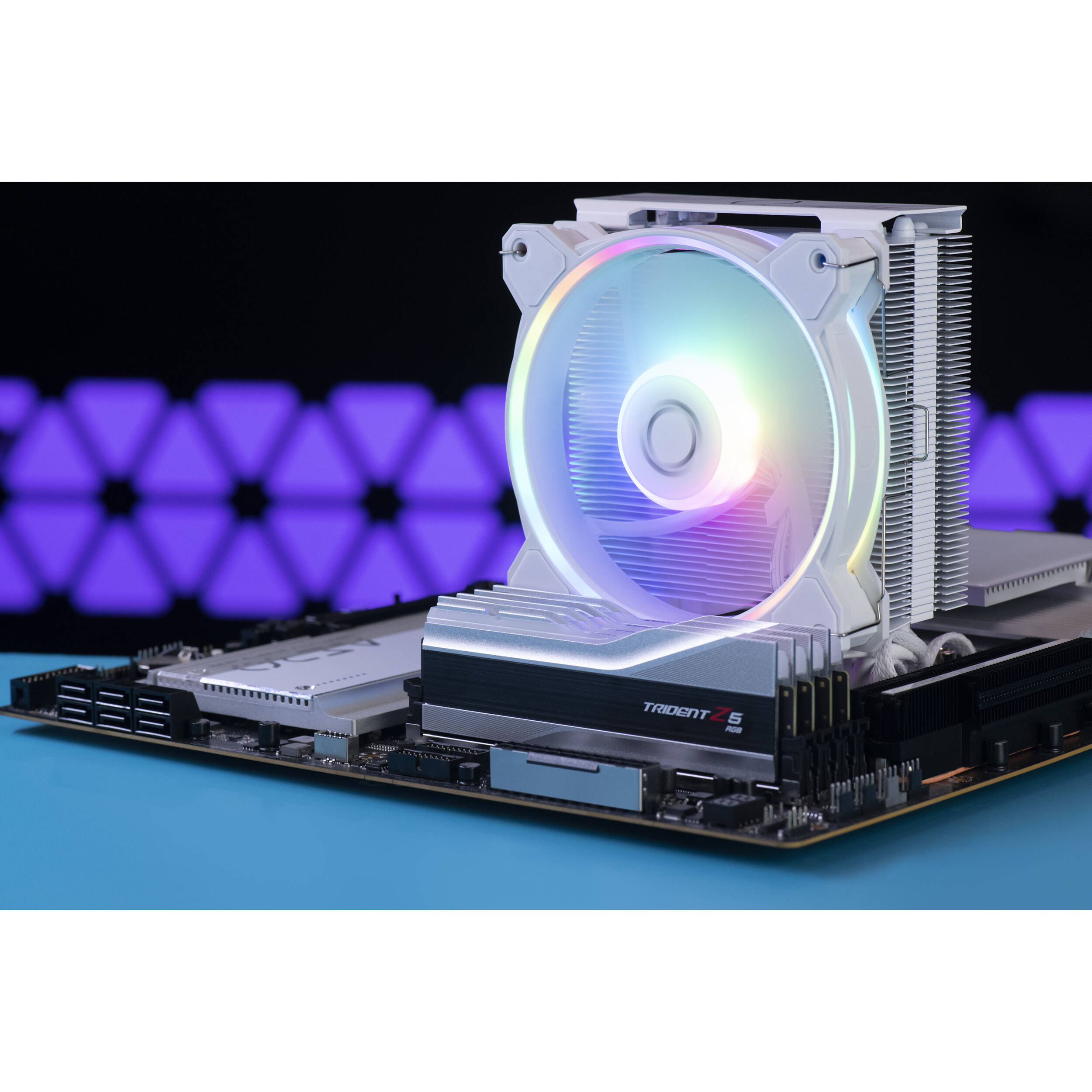 Cooler Master Hyper 212 Halo White tower CPU cooler with white heatsink and ARGB fan — view 24