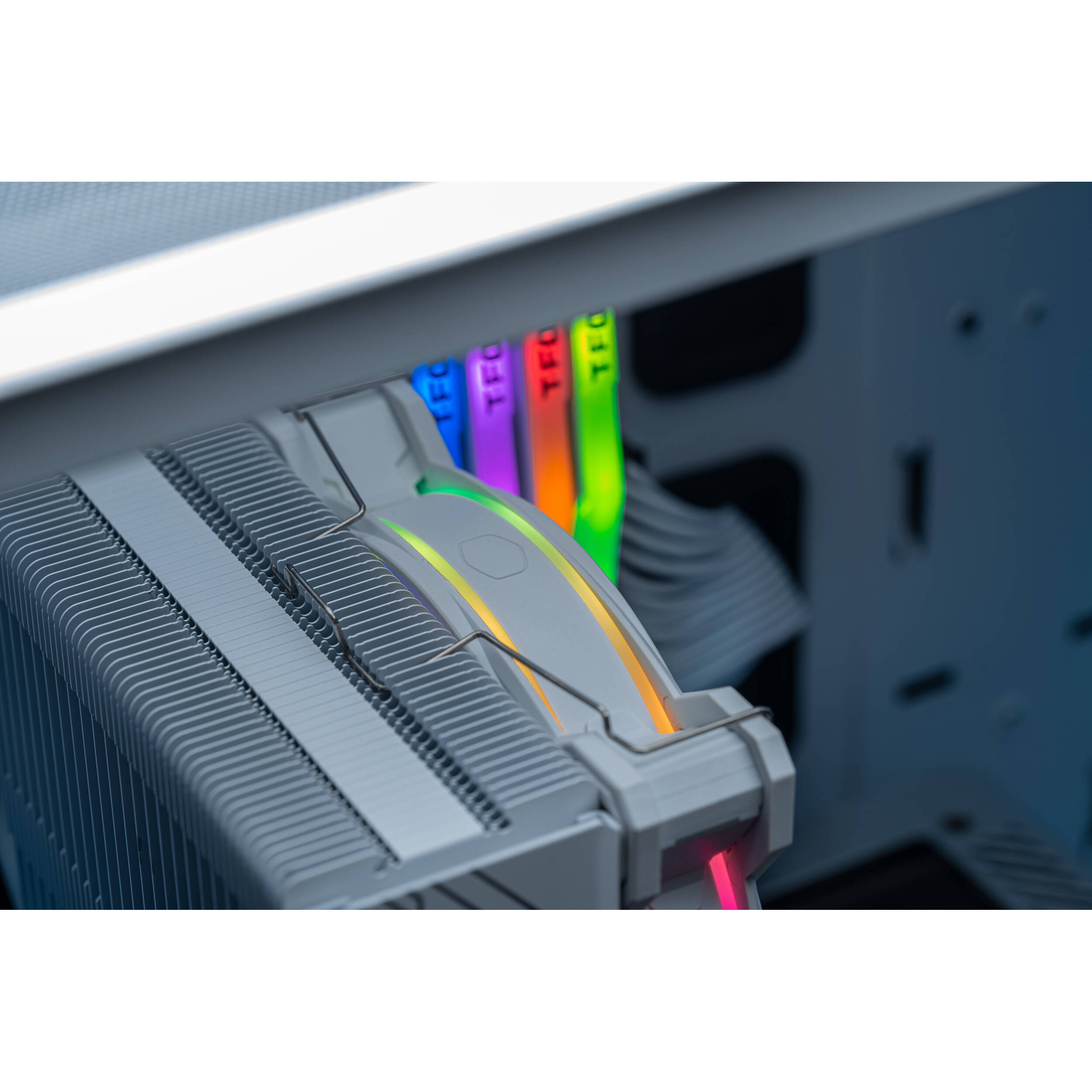 Cooler Master Hyper 212 Halo White tower CPU cooler with white heatsink and ARGB fan — view 33