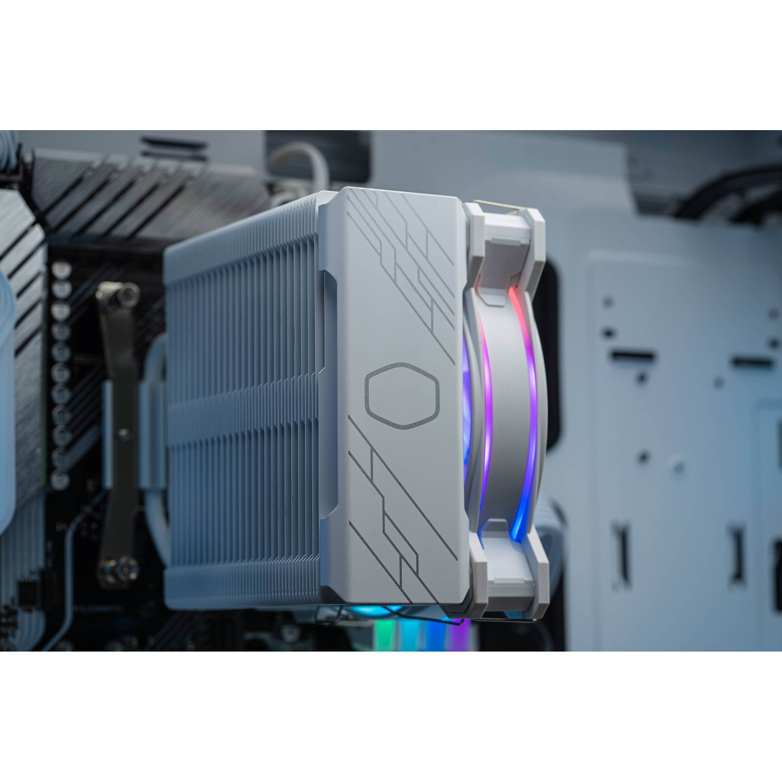Cooler Master Hyper 212 Halo White tower CPU cooler with white heatsink and ARGB fan — view 34