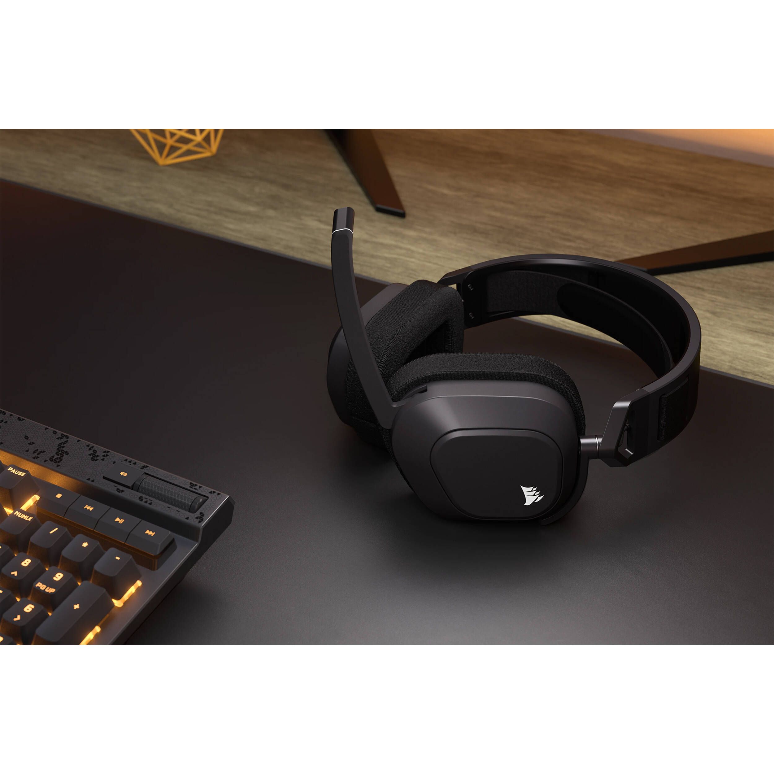 Corsair HS80 MAX Wireless Headset in Steel Gray, over-ear wireless gaming headset with broadcast-grade microphone — view 12