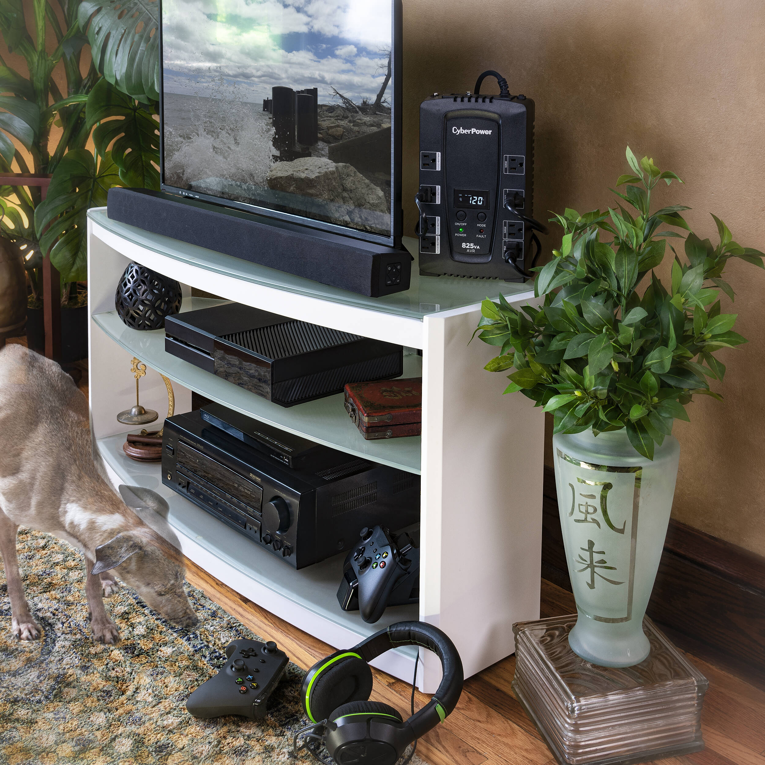 CyberPower CP825AVRLCD 825 VA 450 W desktop UPS with LCD and 8 NEMA 5-15R outlets — view 7