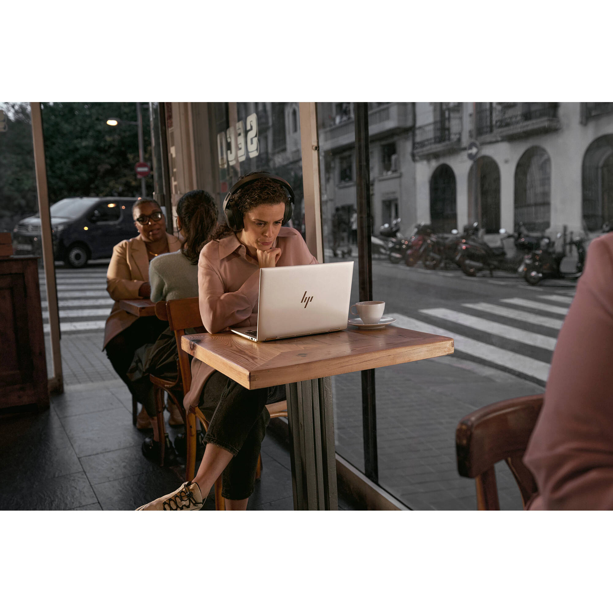 HP EliteBook 6 G1q AI 14-inch business laptop with WUXGA display and silver chassis — view 15