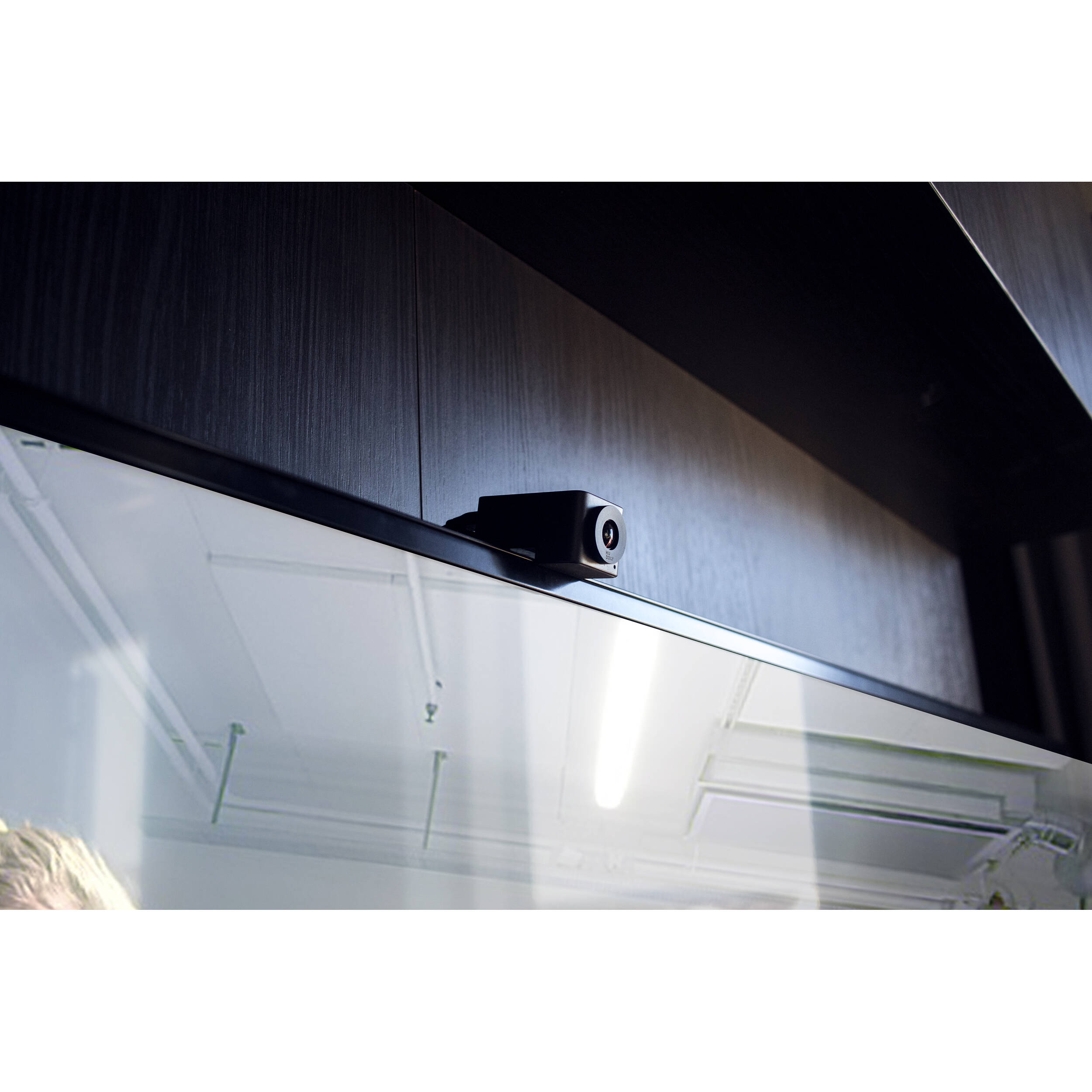 Huddly IQ No Cable collaboration webcam for meeting rooms with AI framing — view 10
