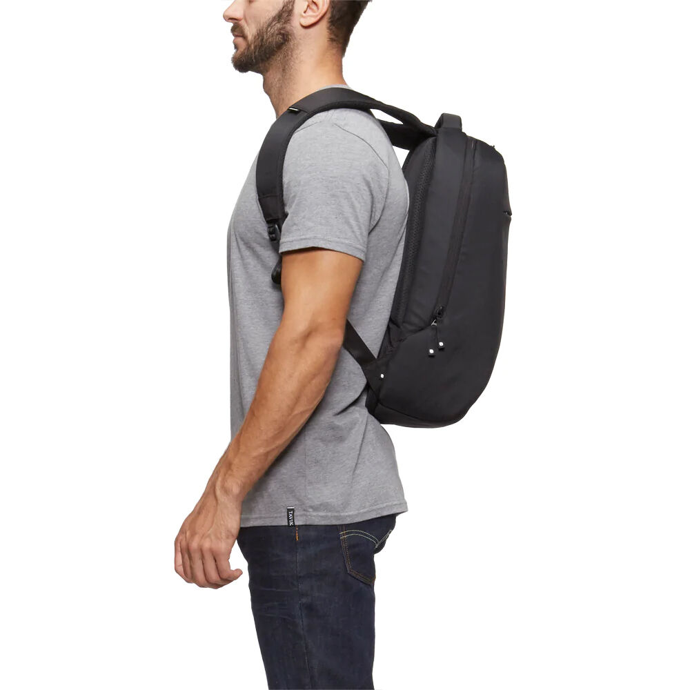 STREAMLINED PROTECTION AND MOBILITY. THE ICON LITE PACK PROTECTS YOUR MACBOOK WI — view 8