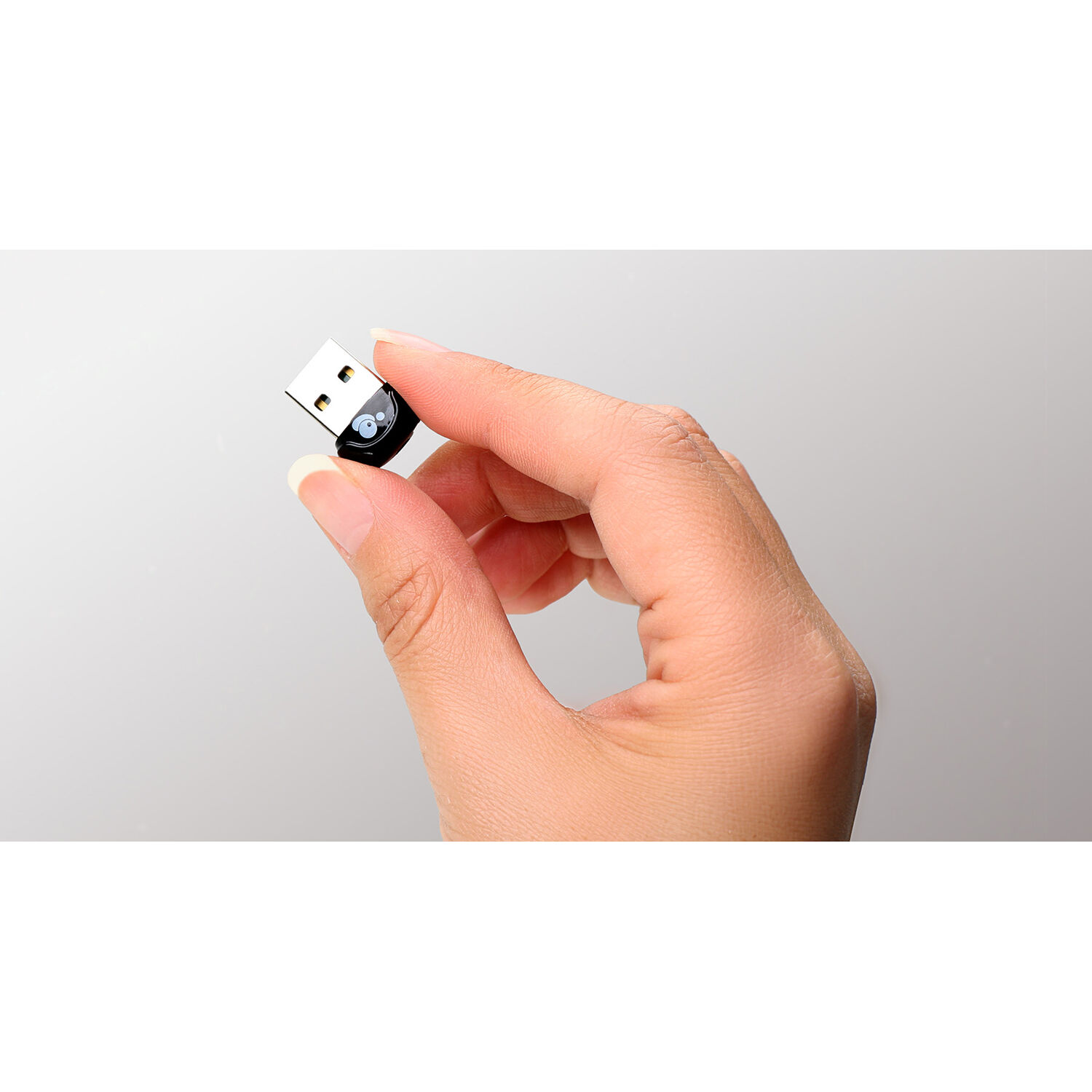 IOGEAR GBU621 compact USB Bluetooth 5.1 transmitter for Windows desktops and laptops — view 4