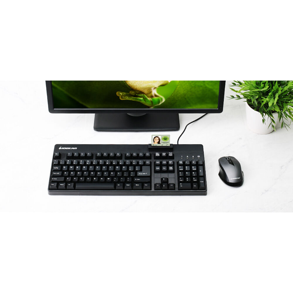 IOGEAR 104-key keyboard with integrated CAC reader for secure desktop authentication — view 2