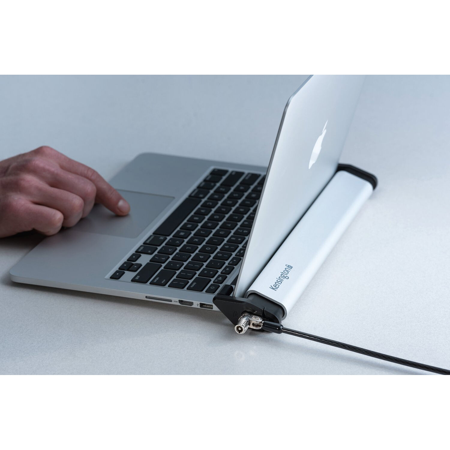 Kensington Laptop Locking Station 2.0 with keyed lock for ultra-thin laptops, silver brushed aluminum finish — view 8