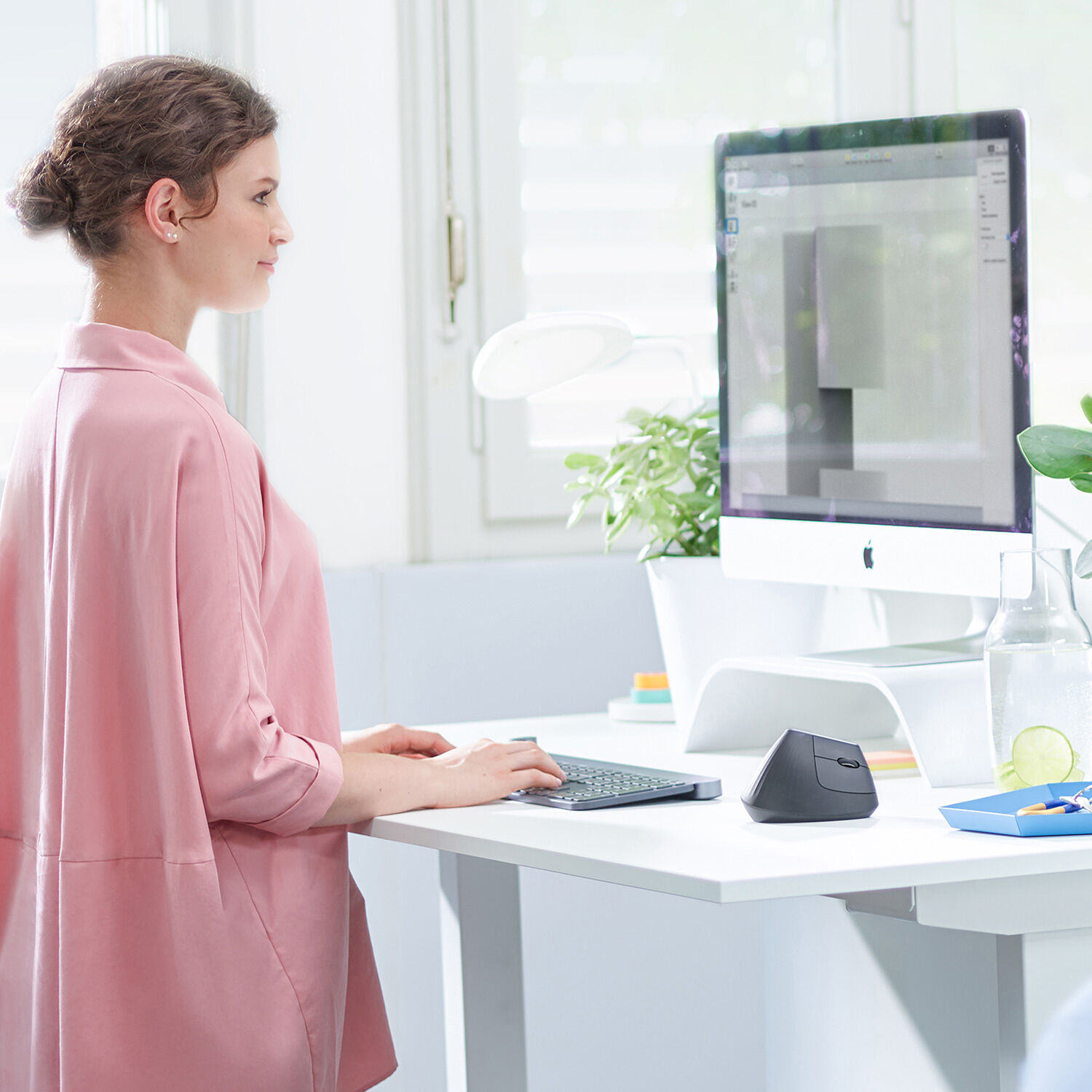 Logitech MX Vertical ergonomic mouse in graphite, 57-degree vertical wireless mouse with rechargeable battery — view 10