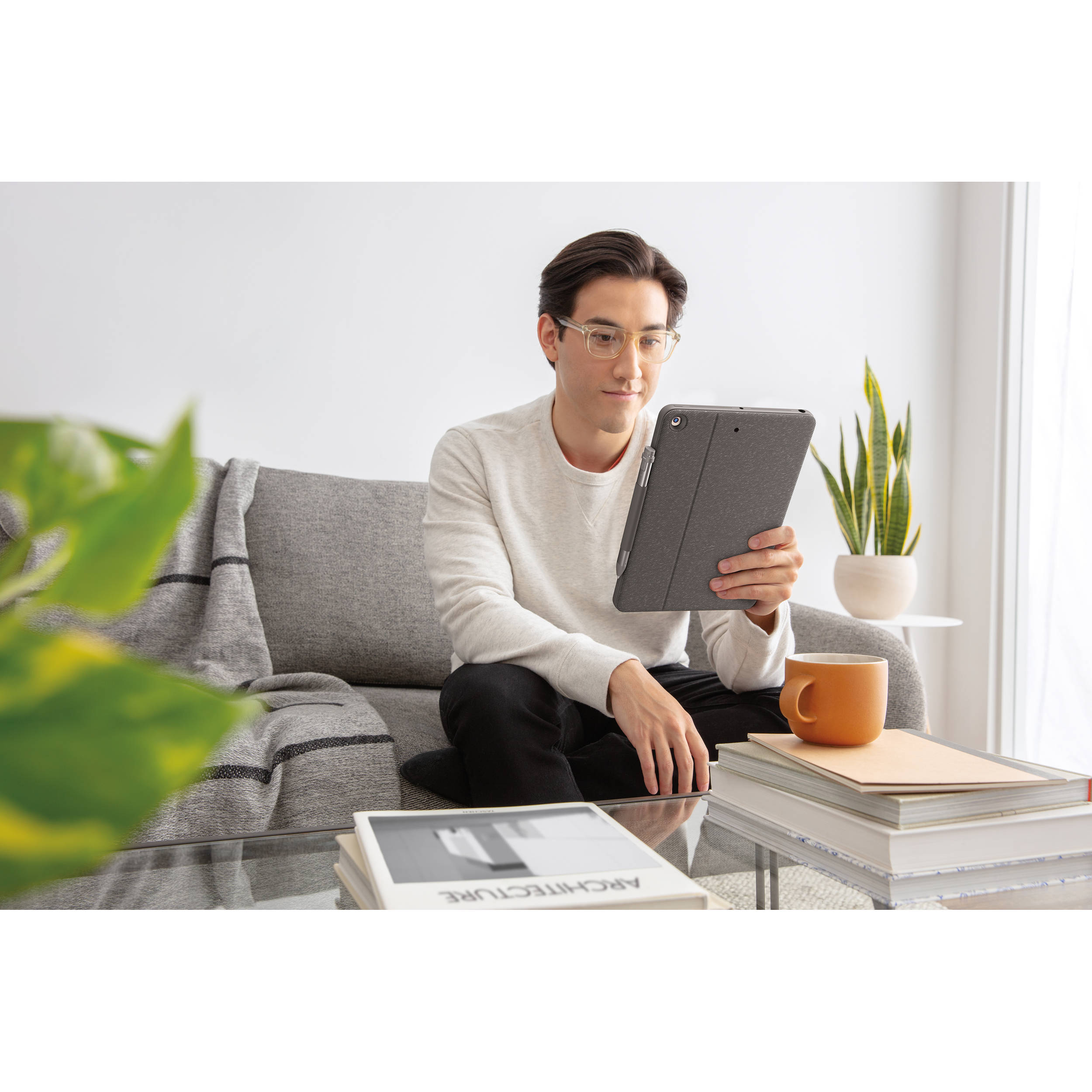 Logitech Combo Touch keyboard case for iPad 7th 8th 9th generation in graphite — view 10