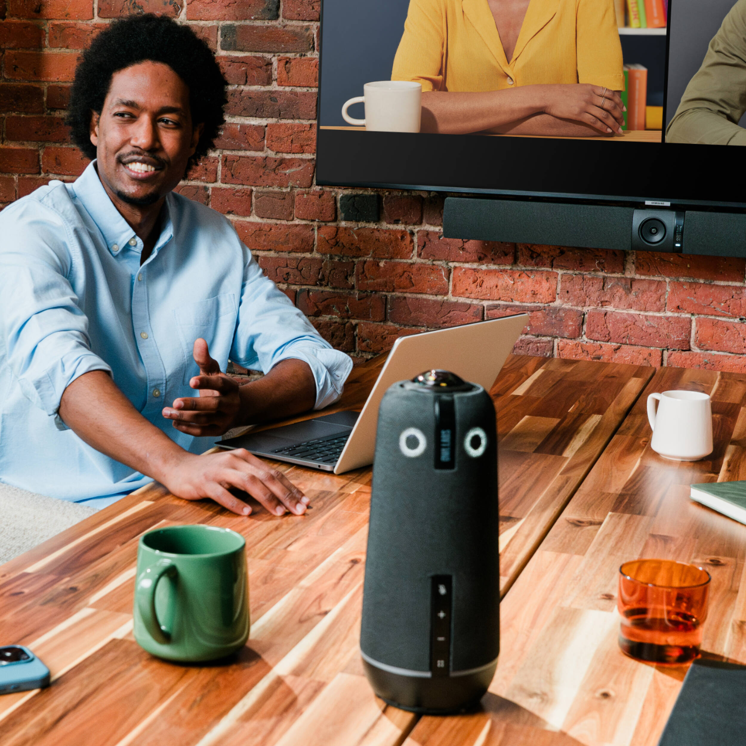 Meeting Owl 4+ and Owl Bar bundle with TV mount for hybrid conference rooms — view 10