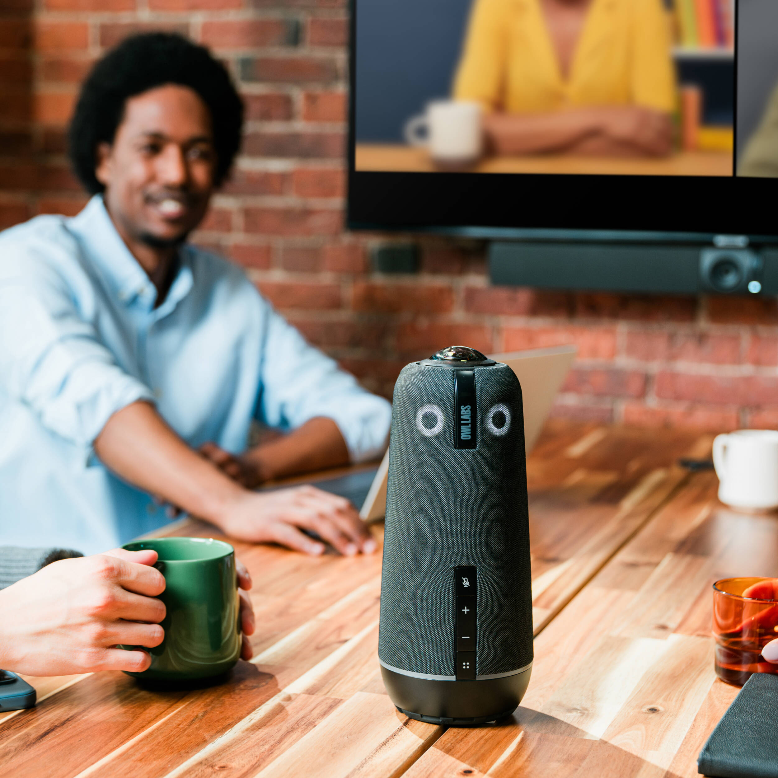 Meeting Owl 4+ and Owl Bar bundle with TV mount for hybrid conference rooms — view 12