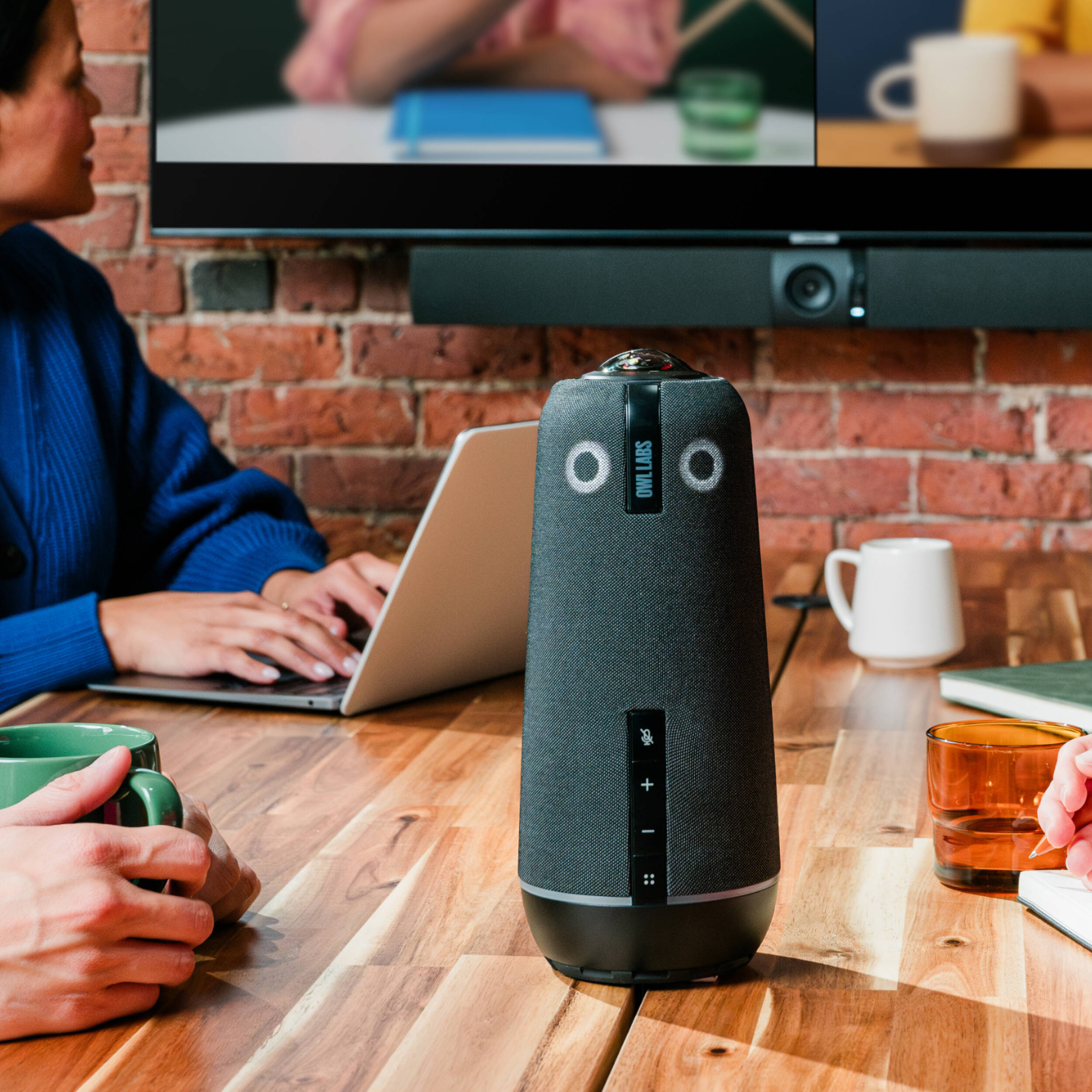 Meeting Owl 4+ and Owl Bar bundle with TV mount for hybrid conference rooms — view 4