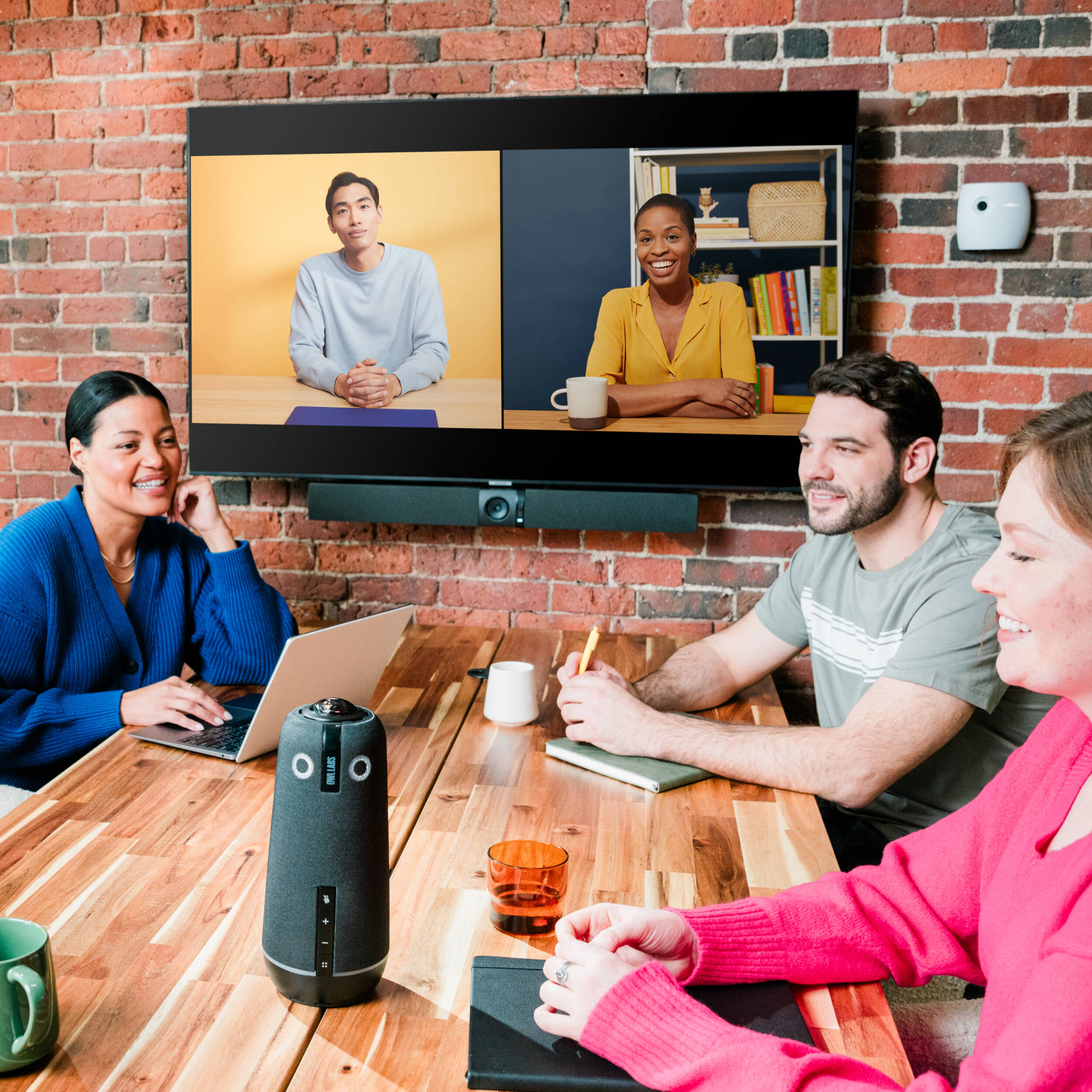 Meeting Owl 4+ and Owl Bar bundle with TV mount for hybrid conference rooms — view 6