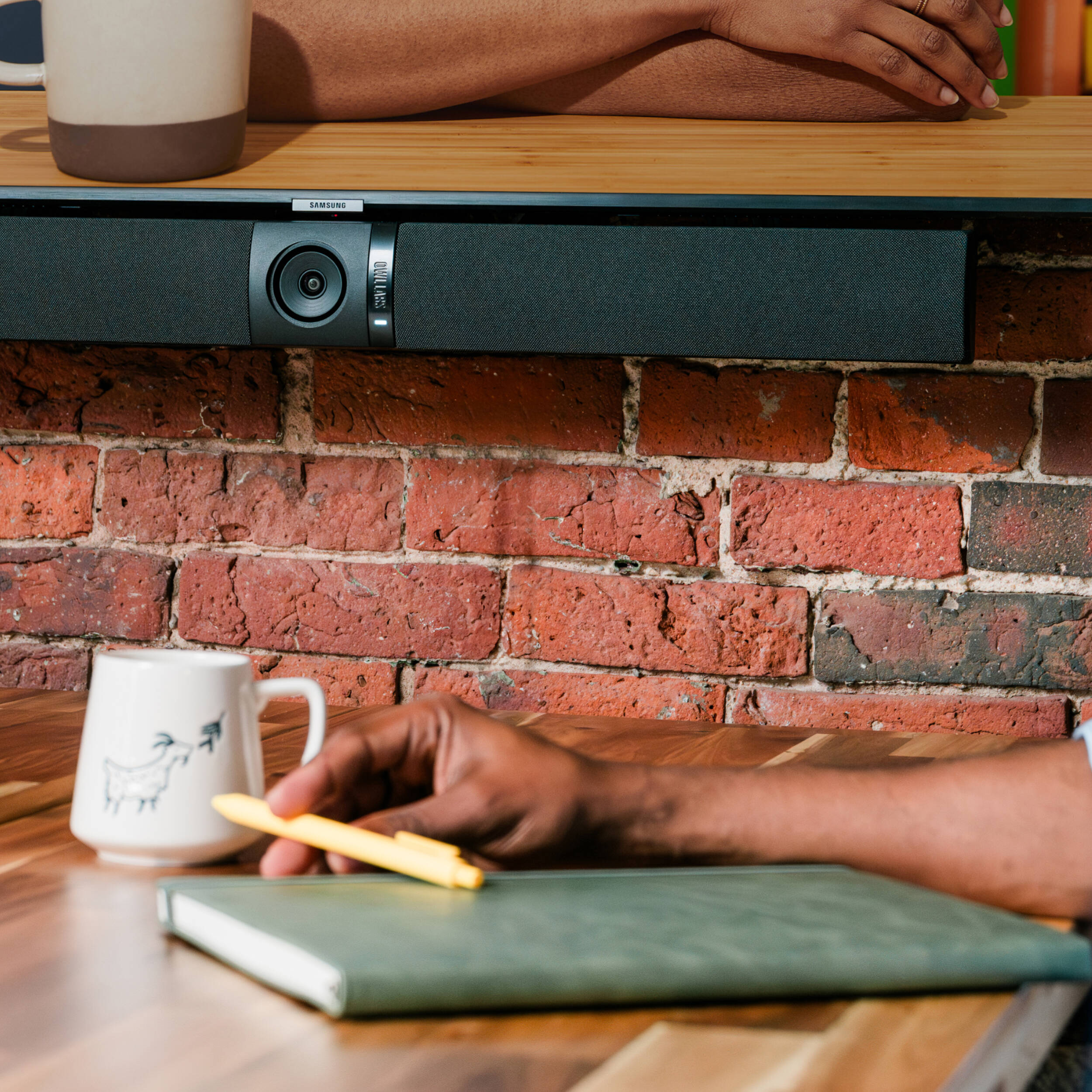 Meeting Owl 4+ and Owl Bar bundle with TV mount for hybrid conference rooms — view 9