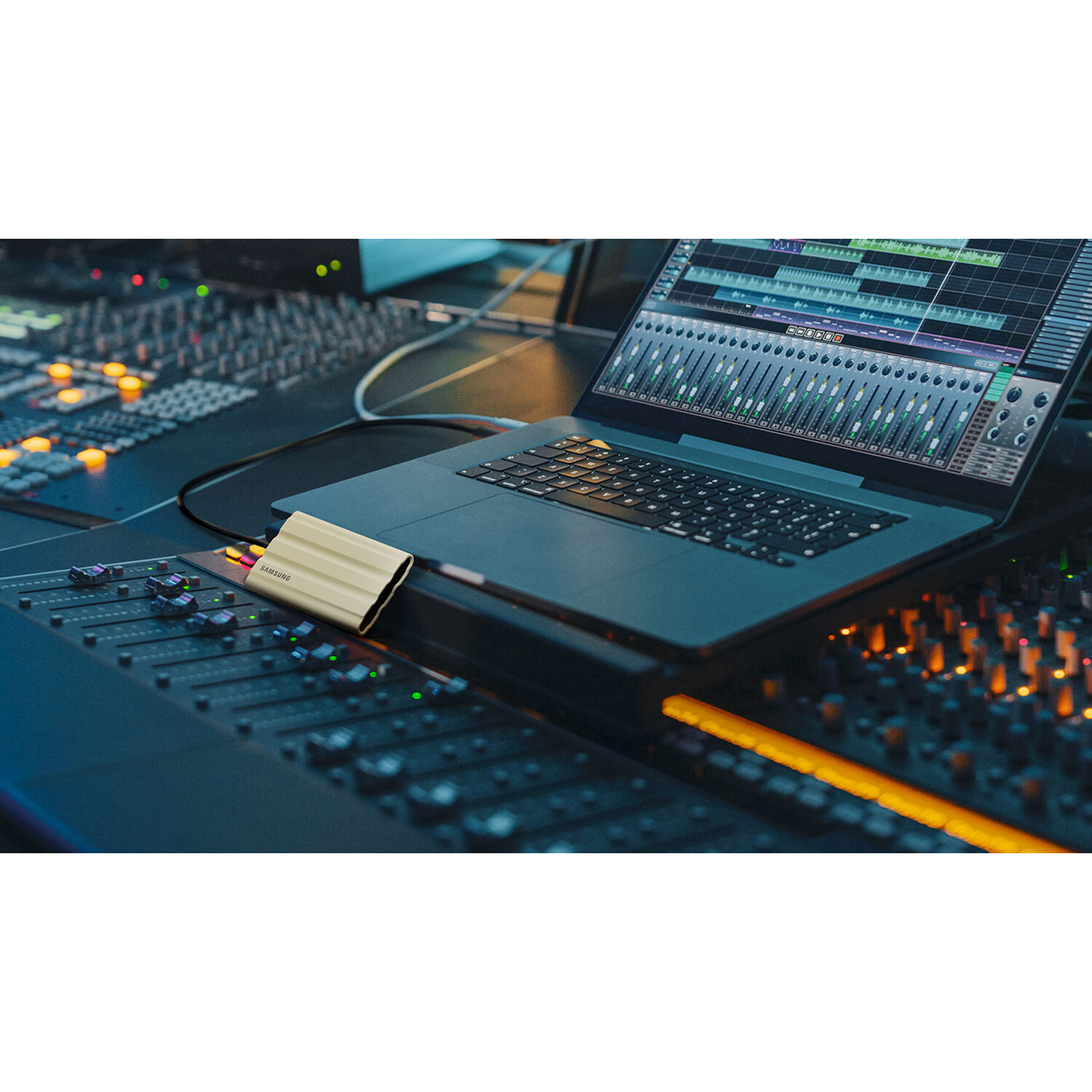 Samsung T7 Shield 1TB black rugged portable SSD with USB 3.1 Gen 2 — view 8