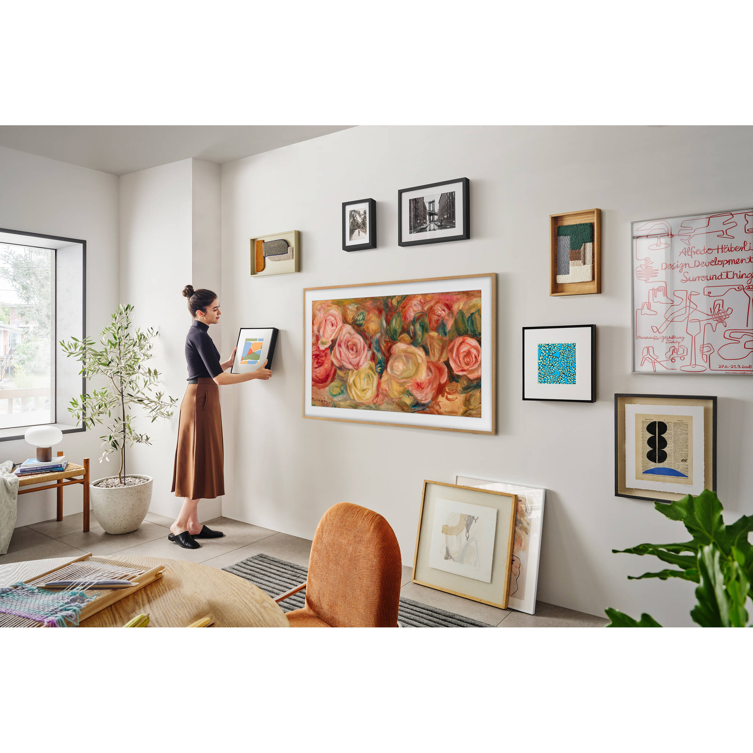 Samsung 32-inch QLED 4K Smart TV with The Frame design and SolarCell Remote — view 11