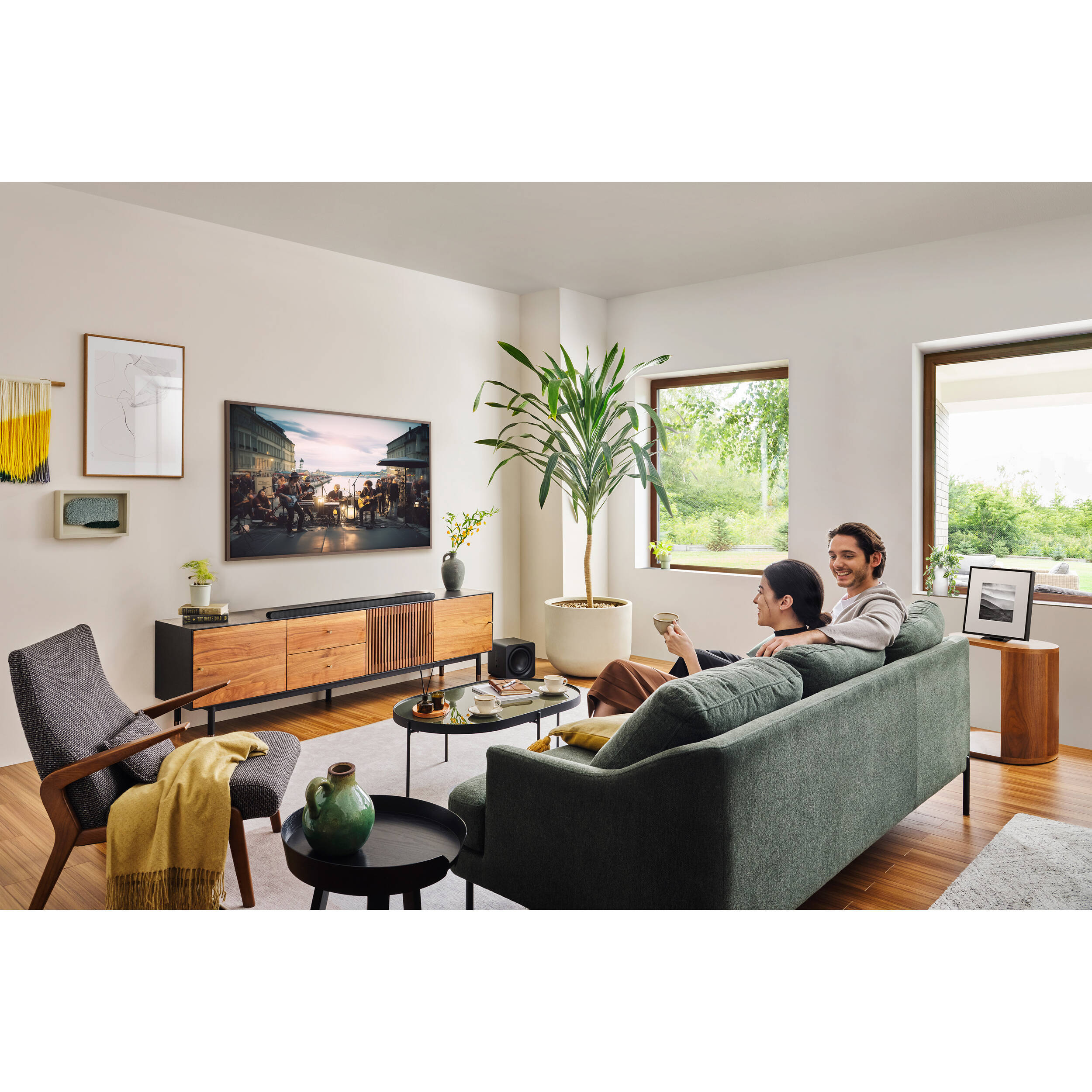 Samsung 32-inch QLED 4K Smart TV with The Frame design and SolarCell Remote — view 12