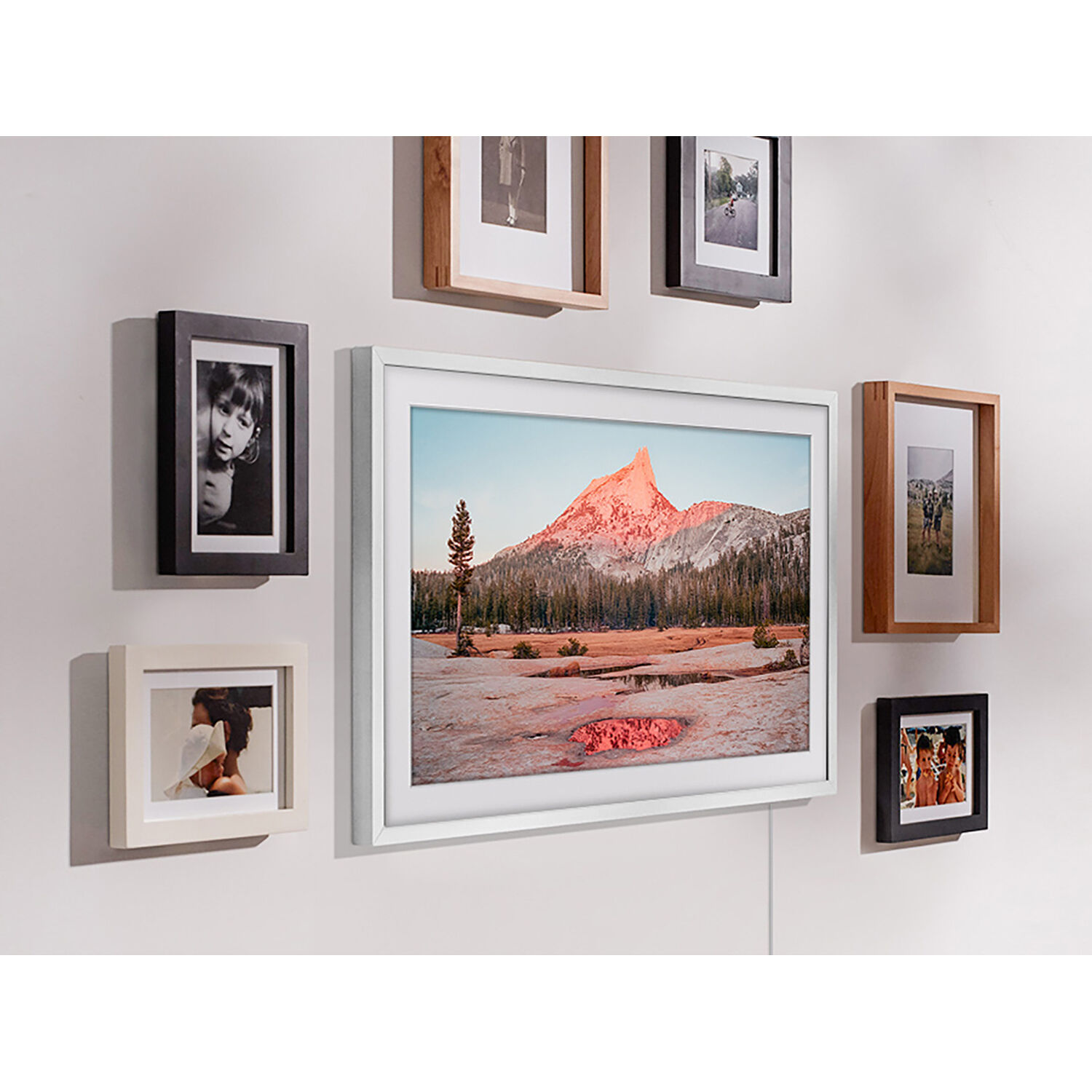 Samsung 32-inch QLED 4K Smart TV with The Frame design and SolarCell Remote — view 20