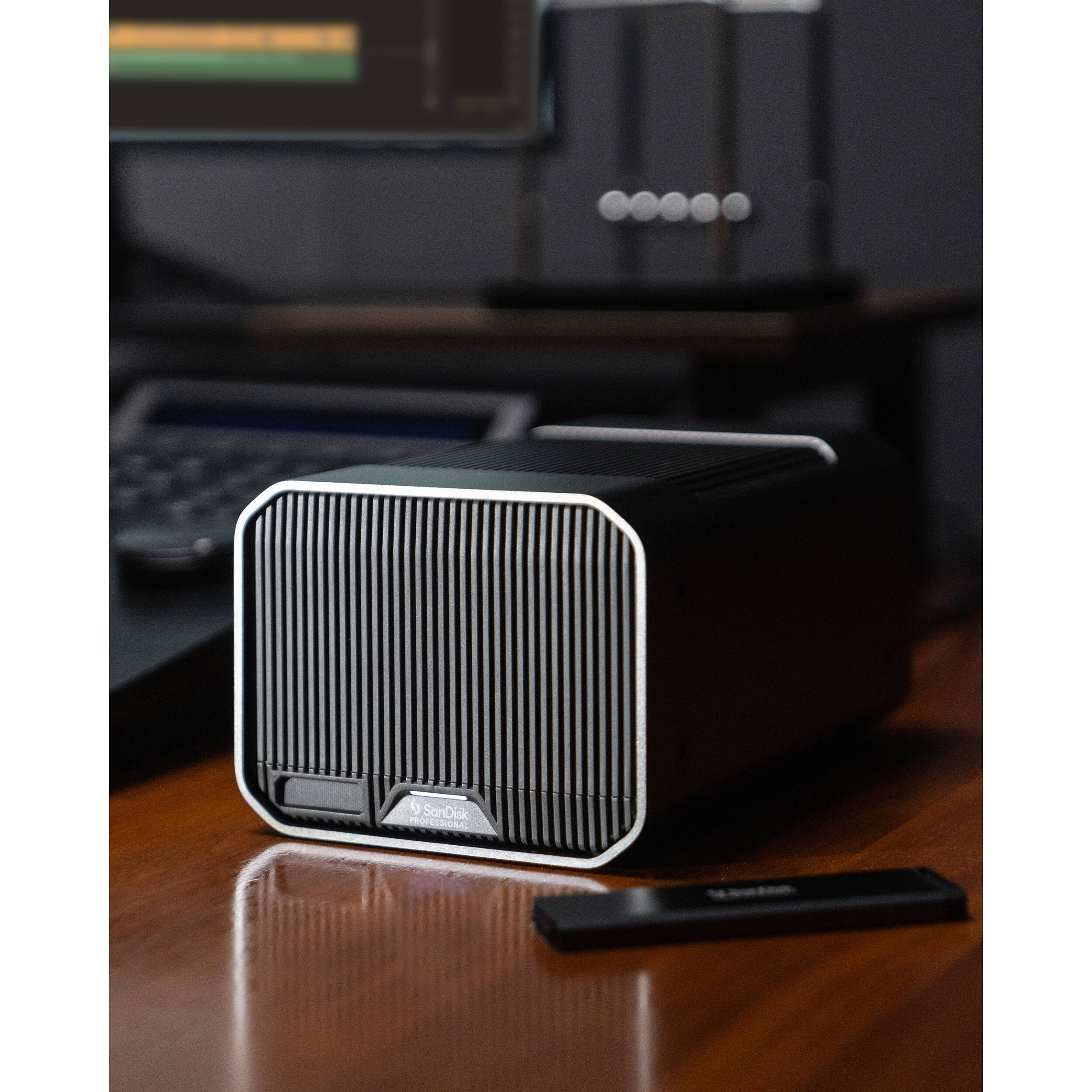 SanDisk Professional G-RAID MIRROR 24TB desktop RAID storage with Thunderbolt 3 — view 10