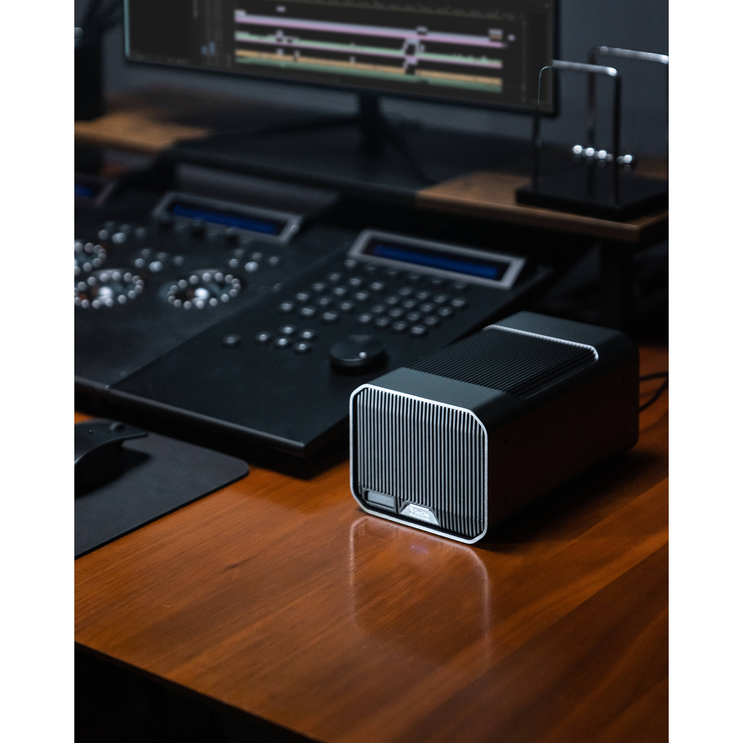SanDisk Professional G-RAID MIRROR 24TB desktop RAID storage with Thunderbolt 3 — view 9