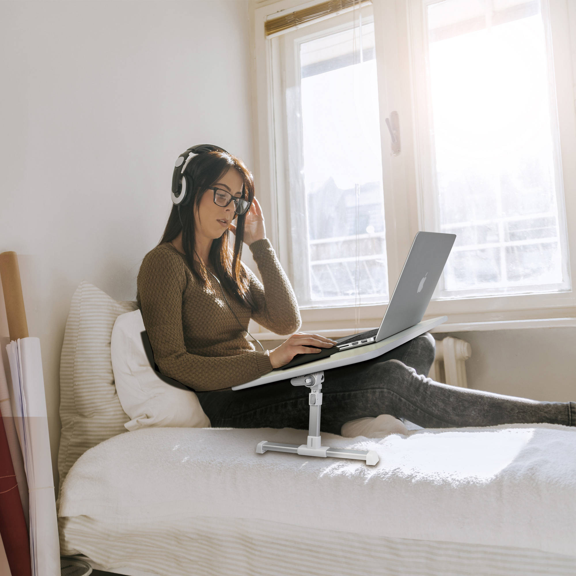 SIIG adjustable laptop bed desk for MacBook and PC use at home — view 7