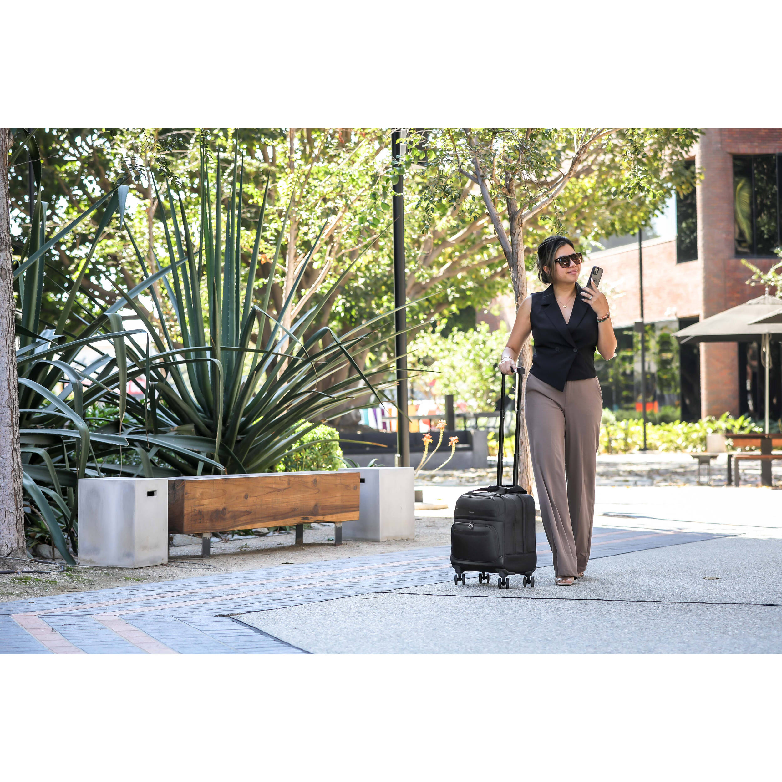 Targus 15–16" black 4-wheel rolling laptop case with telescoping handle — view 4