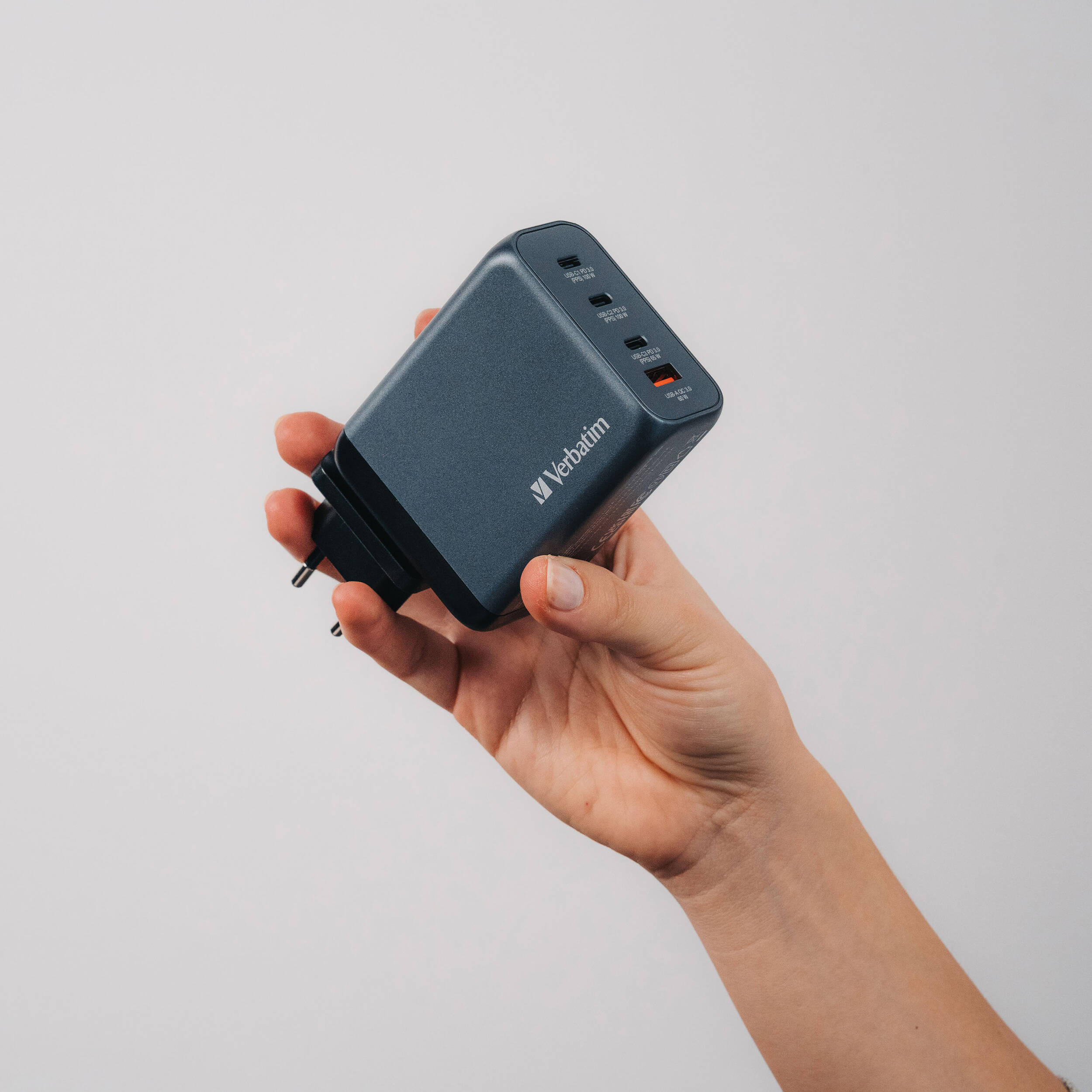 Verbatim 200W 4-port GaN wall charger for multi-device charging — view 5