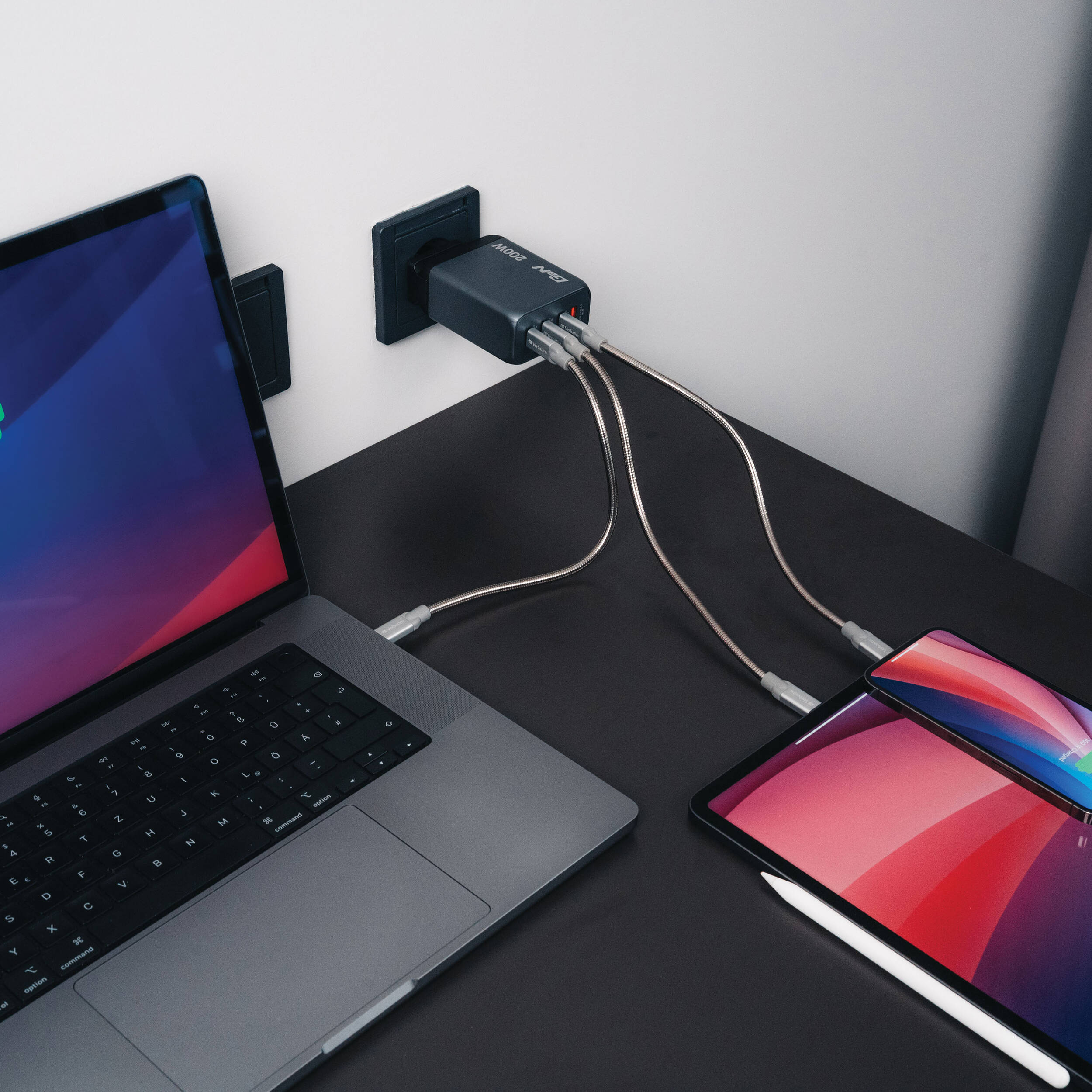 Verbatim 200W 4-port GaN wall charger for multi-device charging — view 6