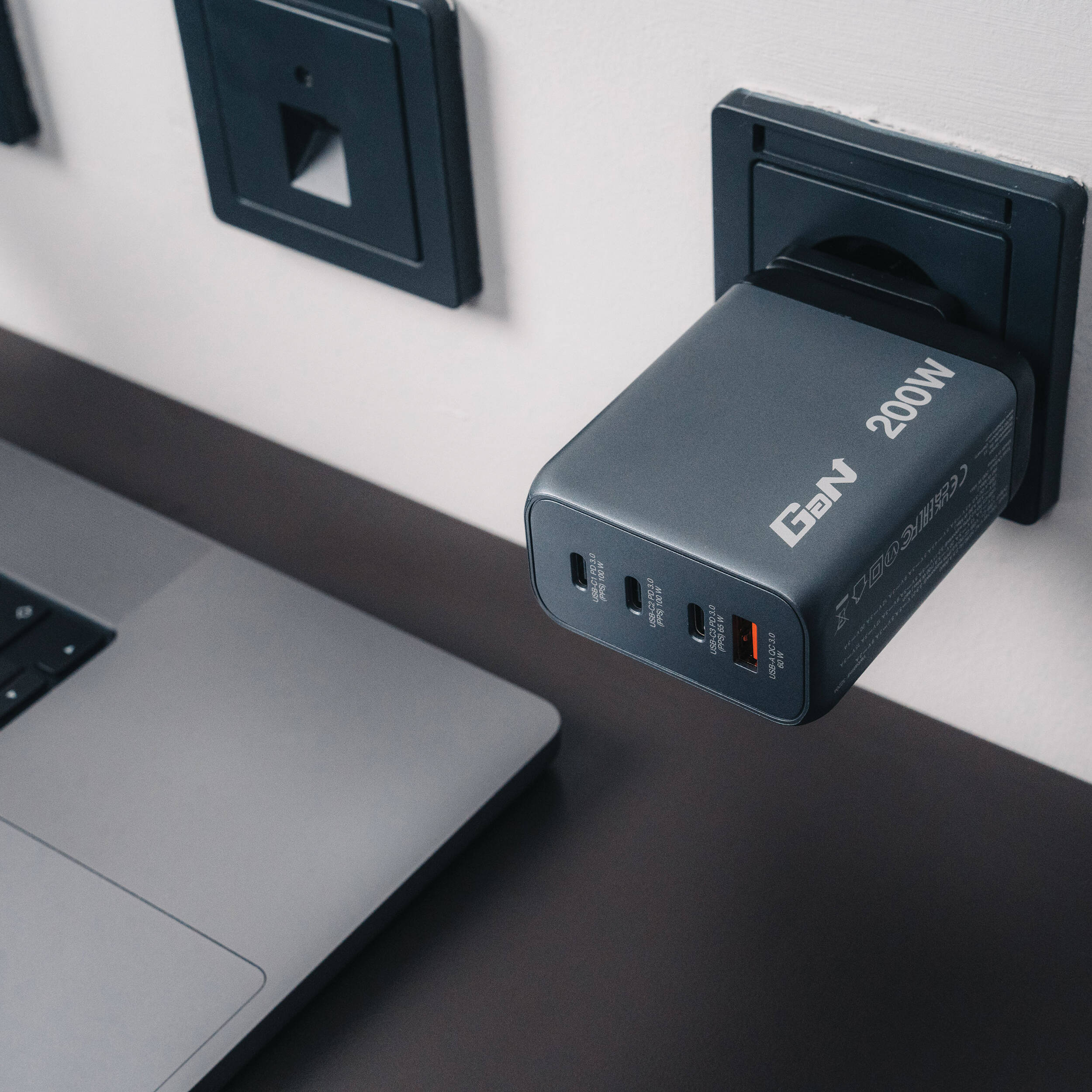 Verbatim 200W 4-port GaN wall charger for multi-device charging — view 7