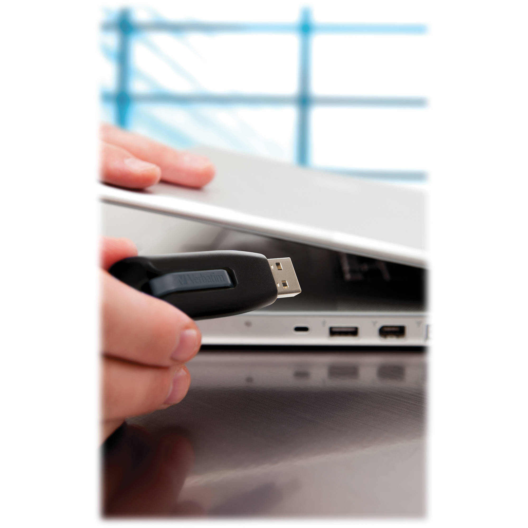 Verbatim Store 'n' Go V3 32GB USB 3.0 flash drive in black — view 4